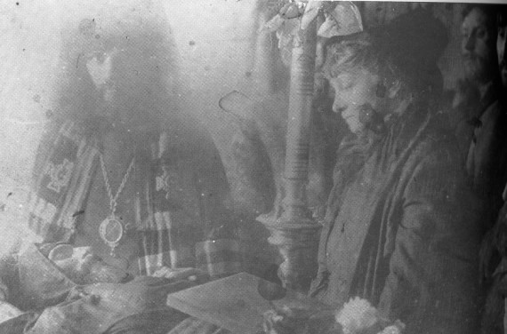 Bishop Hierotheus of Nikolsk beside the body of his friend Hieroschema monk Seraphim