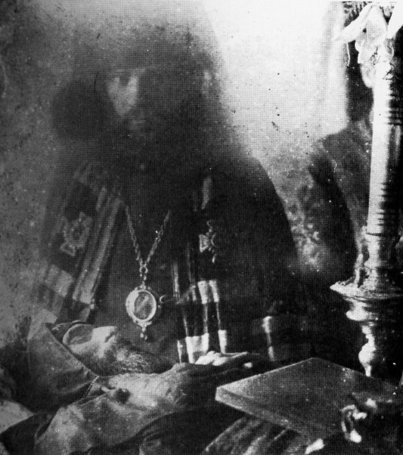 Bishop Hierotheus of Nikolsk beside the body of his friend Hieroschema monk Seraphim (close up)