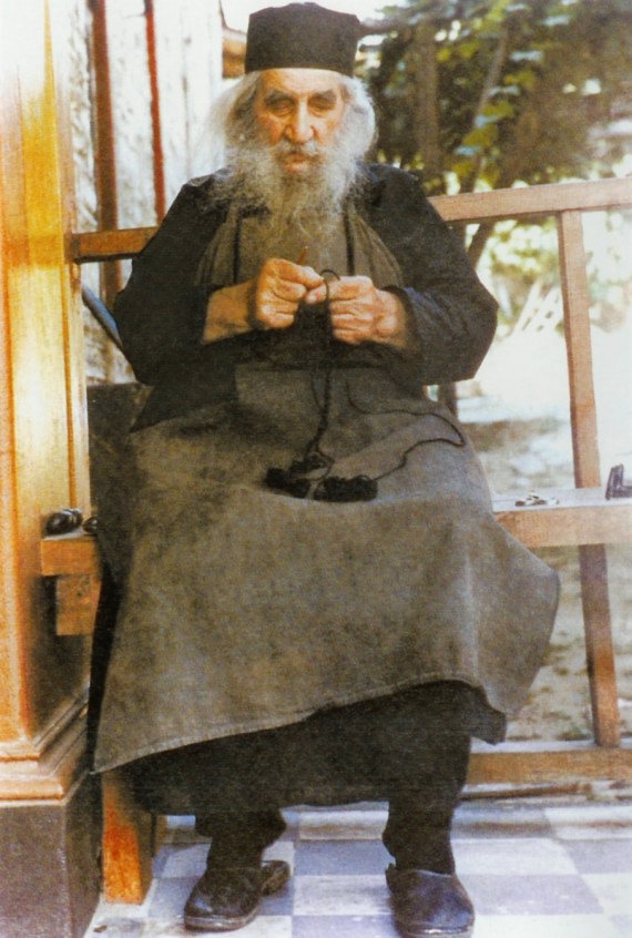 Elder Arsenios making prayer ropes ('komboskini')