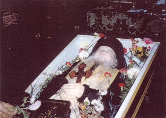 Fr. Cleopa's in his coffin (24)