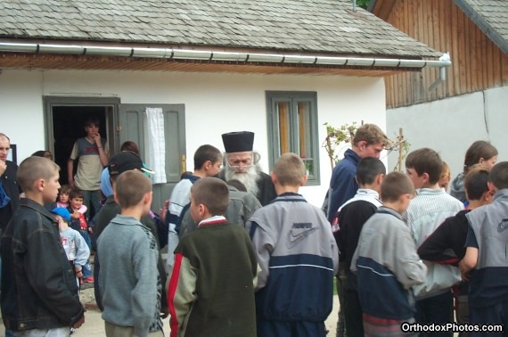 Fr. Iustin with a group of pilgrims (25)