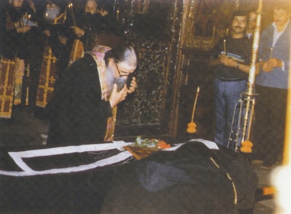 The Abbot of the Dionisiou Monastery of Mount Athos, Hieromonk Haralambos, gives the last kiss to Elder Arsenios