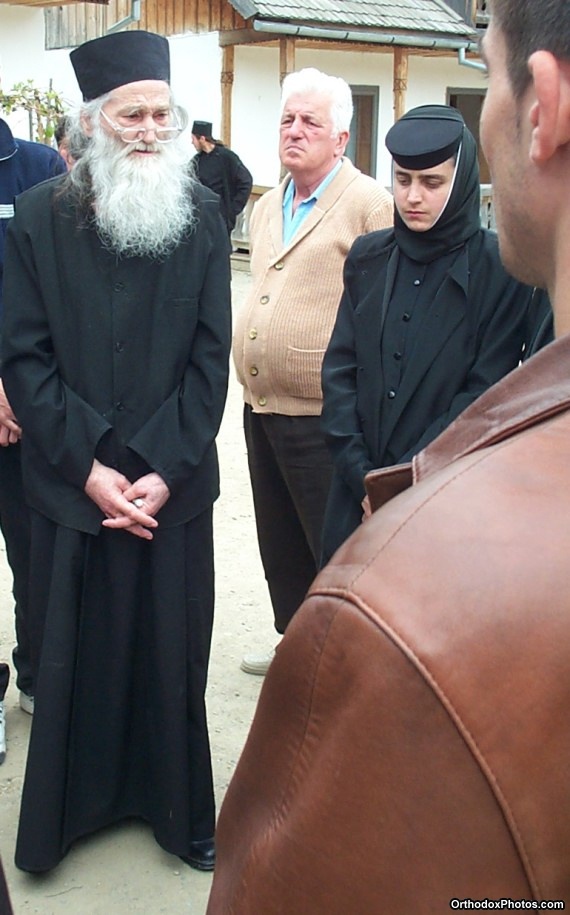 Fr. Iustin with a group of pilgrims (22)