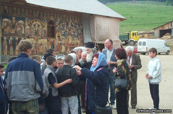 Fr. Iustin with a group of pilgrims (28)