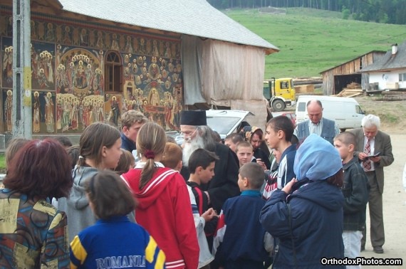 Fr. Iustin with a group of pilgrims (29)