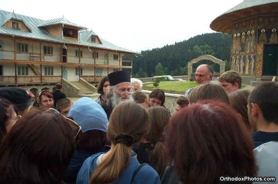 Fr. Iustin with a group of pilgrims (30)