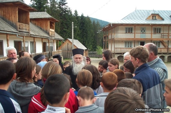 Fr. Iustin with a group of pilgrims (31)