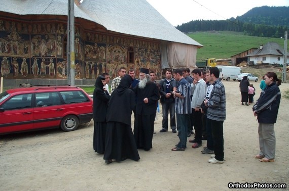 Fr. Iustin with a group of pilgrims (34)