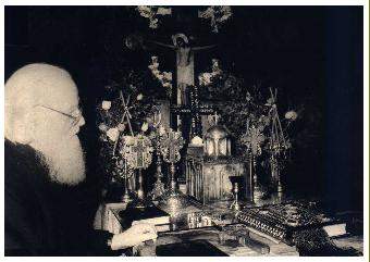 Fr. Sofian at the Holy Altar (10)