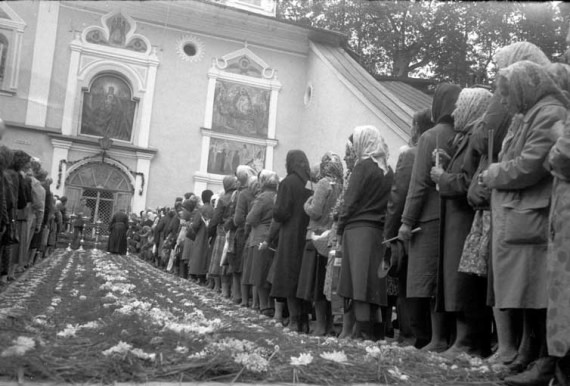 Russian believers waiting